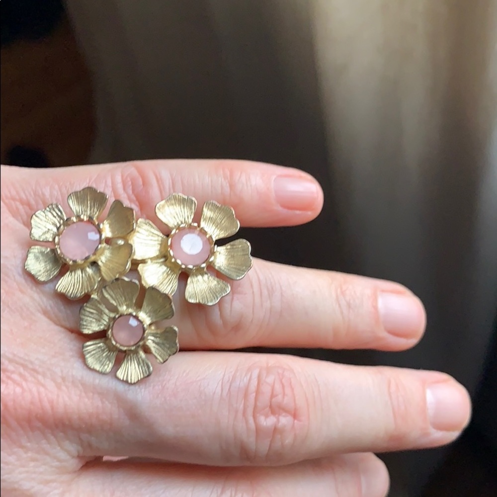 Goldtone stretch band ring